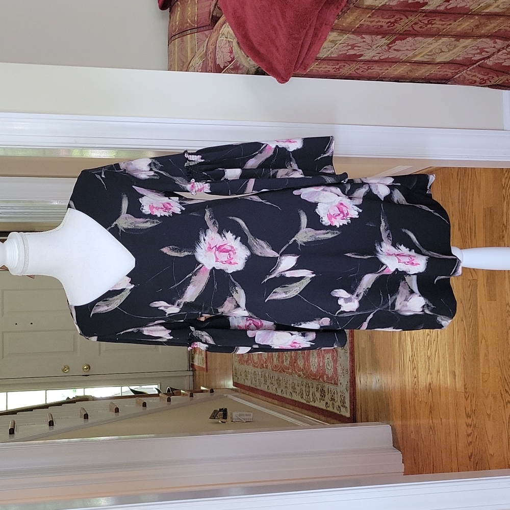 WHBM Professional floral bell sleeve dress 4 - Picture 1 of 6